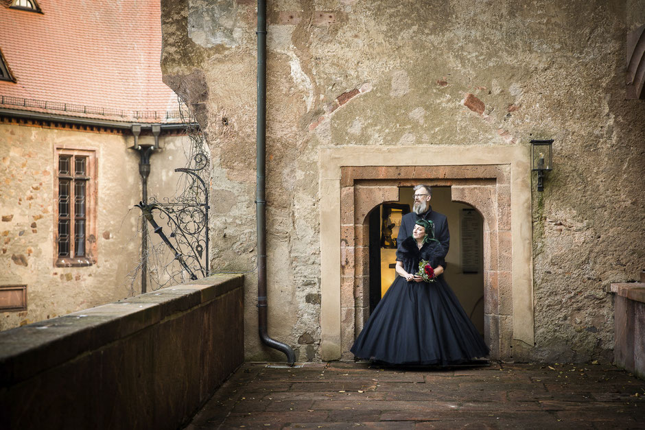 Gothic Hochzeit Fotograf Dresden, Gothic Hochzeit Burg Kriebstein, Burg Kriebstein Heiraten, Hochzeitsfotograf Burg Kriebstein, Hochzeit WGT, Hochzeit in schwarz, Schwarzes Brautkleid Dresden, Gothic Hochzeitsfotografie, mittelalterliche Hochzeit Dresden,