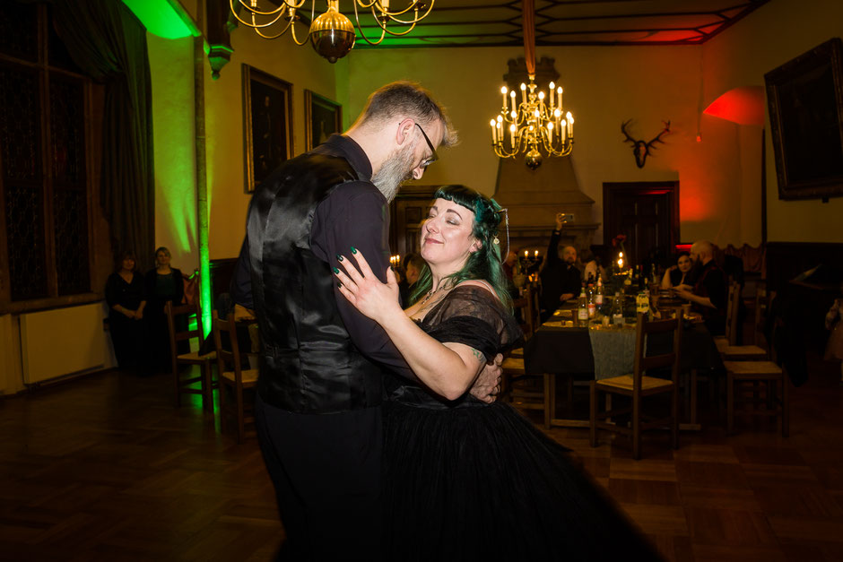 Gothic Hochzeit Fotograf Dresden, Gothic Hochzeit Burg Kriebstein, Burg Kriebstein Heiraten, Hochzeitsfotograf Burg Kriebstein, Hochzeit WGT, Hochzeit in schwarz, Schwarzes Brautkleid Dresden, Gothic Hochzeitsfotografie, mittelalterliche Hochzeit Dresden,
