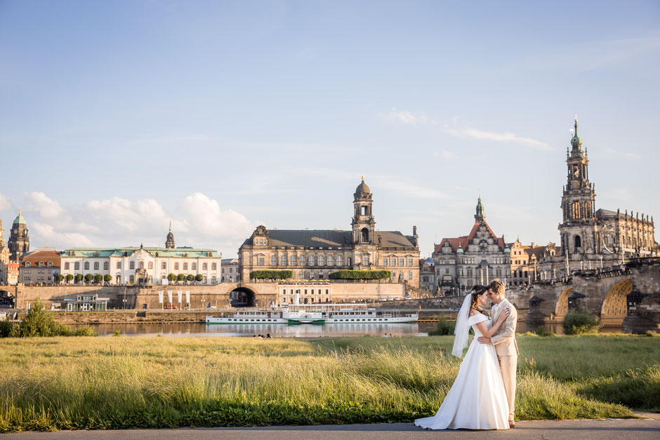 Hochzeitsfotos in Dresden, als Hochzeitsfotograf in Dresden für ein After Wedding Shooting in Dresden unterwegs. Hochzeitsfotoshooting in Dresden. Als Hochzeitsfotograf in Dresden zum Fotoshooting