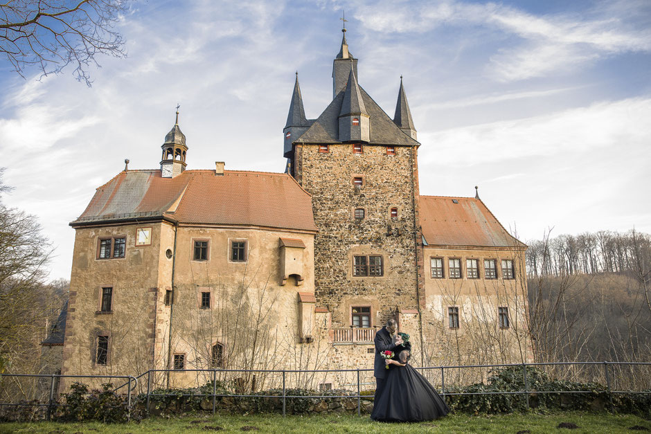Gothic Hochzeit Fotograf Dresden, Gothic Hochzeit Burg Kriebstein, Burg Kriebstein Heiraten, Hochzeitsfotograf Burg Kriebstein, Hochzeit WGT, Hochzeit in schwarz, Schwarzes Brautkleid Dresden, Gothic Hochzeitsfotografie, mittelalterliche Hochzeit Dresden,