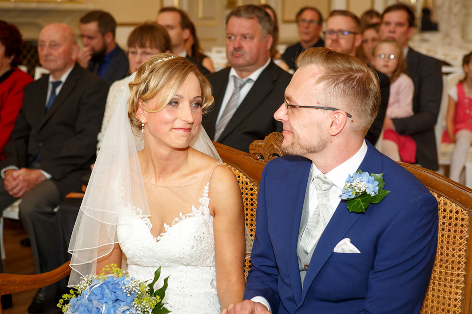 Hochzeit im Barockschloss Rammenau, Hochzeit in Rammenau, Hochzeitsfotograf Dresden, Hochzeitsfotos Dresden, Hochzeitsfotos Rammenau, Schloss Rammenau, Spiegelsaal Schloss Rammenau