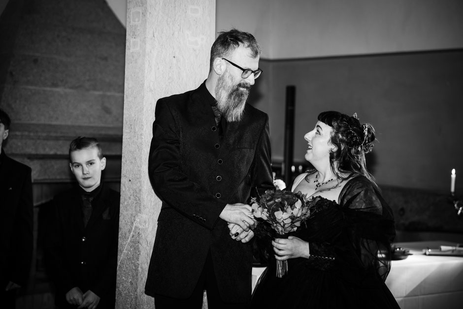 Gothic Hochzeit Fotograf Dresden, Gothic Hochzeit Burg Kriebstein, Burg Kriebstein Heiraten, Hochzeitsfotograf Burg Kriebstein, Hochzeit WGT, Hochzeit in schwarz, Schwarzes Brautkleid Dresden, Gothic Hochzeitsfotografie, mittelalterliche Hochzeit Dresden,