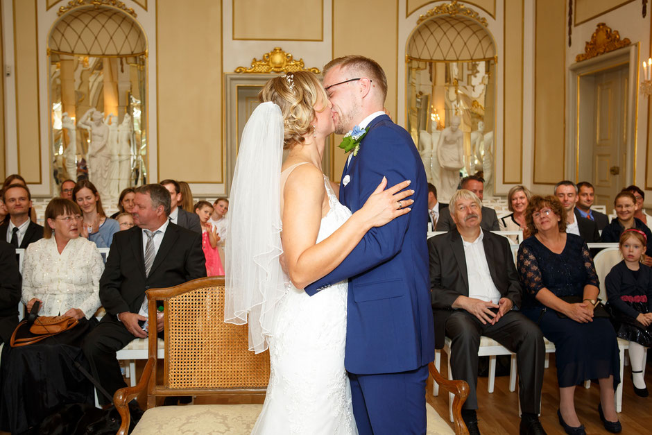 Hochzeit im Barockschloss Rammenau, Hochzeit in Rammenau, Hochzeitsfotograf Dresden, Hochzeitsfotos Dresden, Hochzeitsfotos Rammenau, Schloss Rammenau, Spiegelsaal Schloss Rammenau