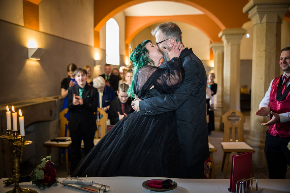 Gothic Hochzeit Fotograf Dresden, Gothic Hochzeit Burg Kriebstein, Burg Kriebstein Heiraten, Hochzeitsfotograf Burg Kriebstein, Hochzeit WGT, Hochzeit in schwarz, Schwarzes Brautkleid Dresden, Gothic Hochzeitsfotografie, mittelalterliche Hochzeit Dresden,