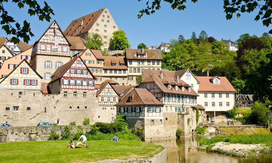 What an ensemble of historic buildings: Seen from the viewer, the development rises towards the back, so that it appears to be one half-timbered house above the other. In the foreground it is a meadow, above it the city wall forms a part of the houses.