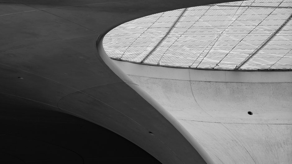 Die charakteristischen Lichteinlässe des Tiefbahnhofs während der Bauphase