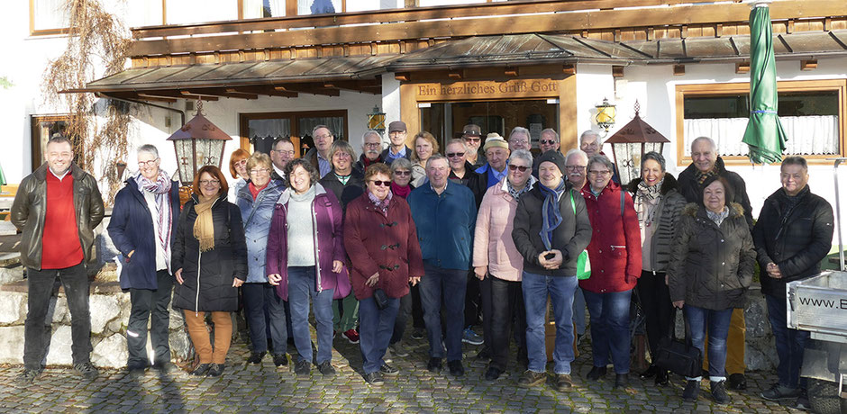 Die Selbsthilfegruppen-Teilnehmer aus Leipzig, Kulmbach und Merseburg vor dem Landgasthof Berghof in Wald im Oberallgäu