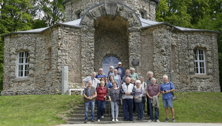 Gruppenfoto vor dem Schlösschen zu Füßen der Burg Zwernitz