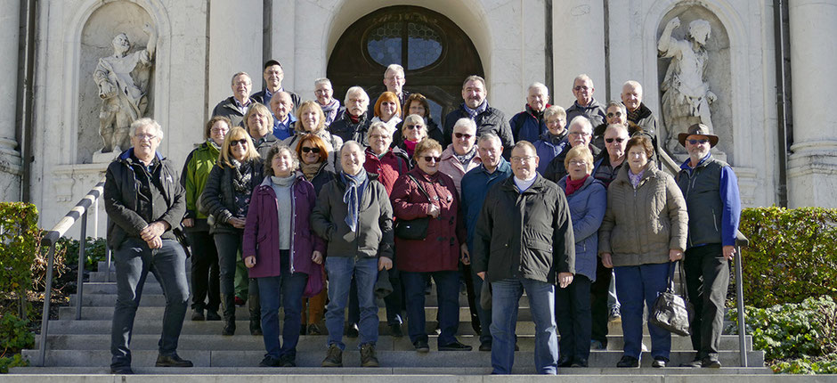 Gruppenfoto bei schönstem Sonnenschein vor dem Eingangsportal der Basilika Ettal