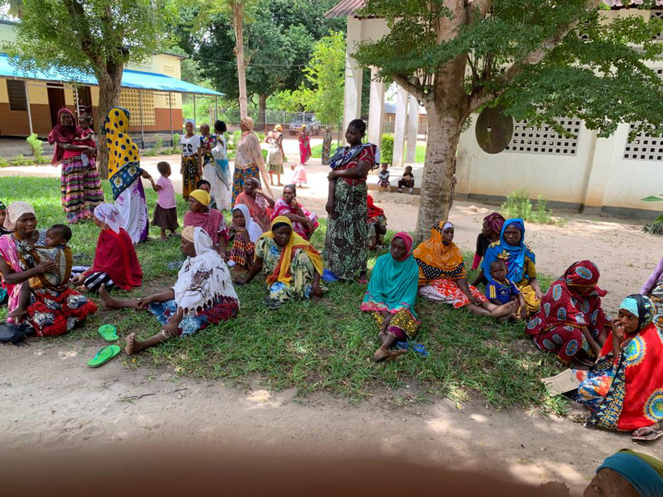 Eine Gruppe von Frauen in afrikanischer Kleidung in einem Park.