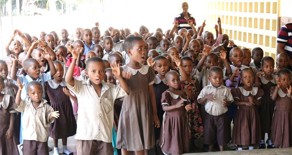 Kinder im Kindergarten Kilimahewa beim tanzen und singen.