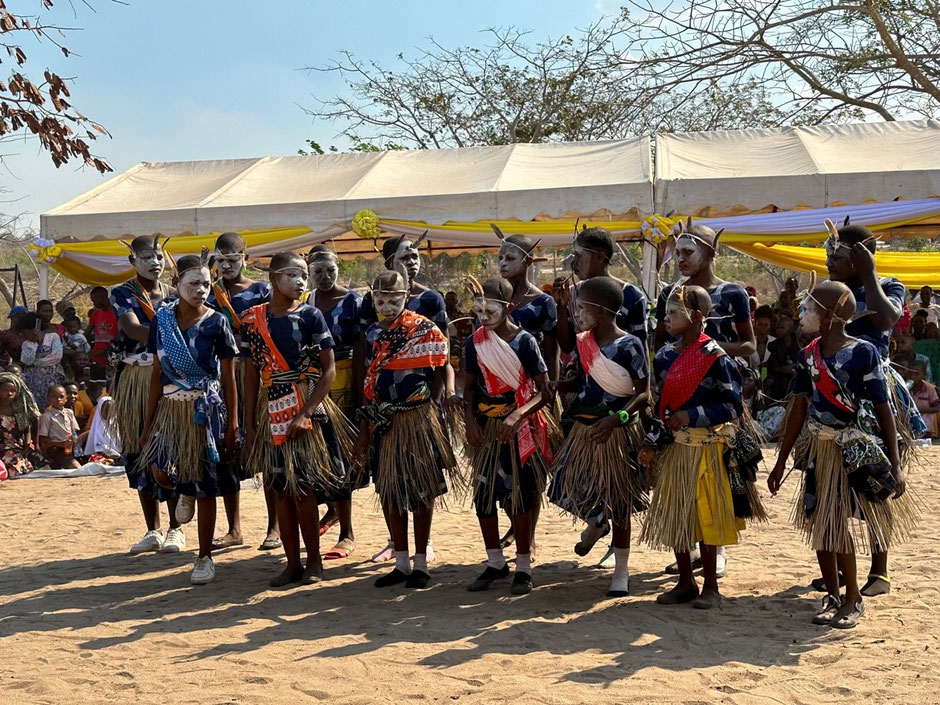 Afrikanische Bewohner in traditioneller Kleidung bei einer Feier.