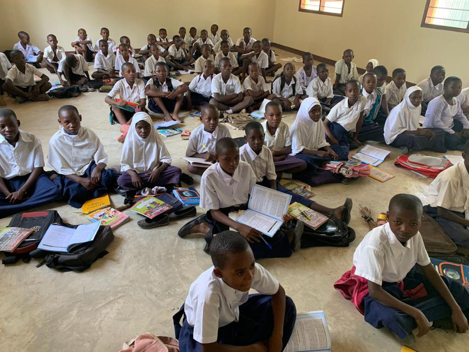Kinder in Afrika beim Unterricht, sie sitzen am Boden.