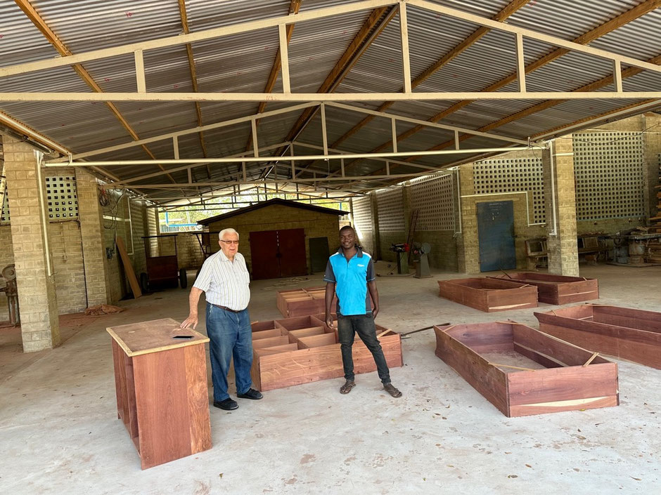Die neue Schreinerei in Kilimahewa mit Bruder Markus und Betriebsleiter Amandus. 