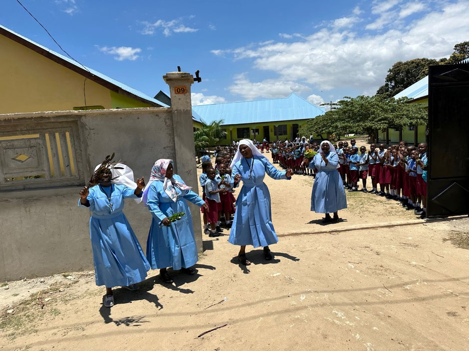 Die Benediktiner Schwestern in Bagamoyo beim tanzen.