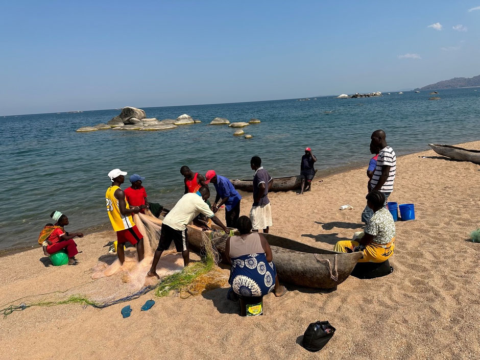 Eine Gruppe Menschen beim fischen am Malawi See.