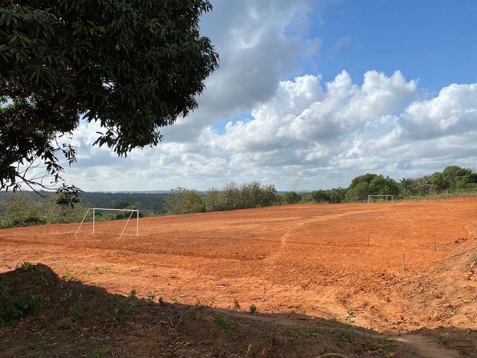 Der Schulsportplatz wartet auf die kleine Regenzeit. Dann wird der Rasen angesät. 