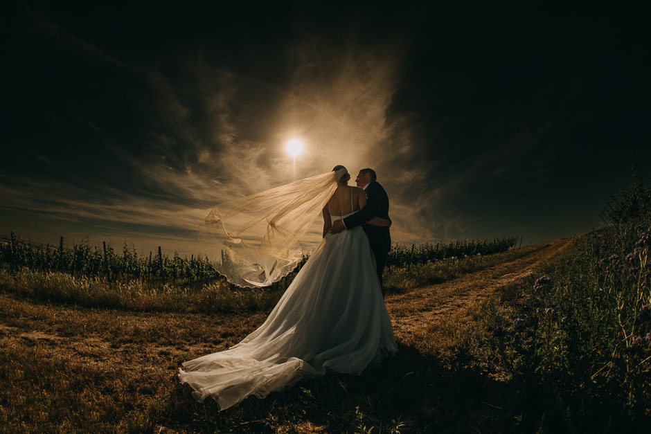Hochzeitsfotograf Mainz - Wedding Photographer Europe - Paar in Umarmung im Sonnenuntergang