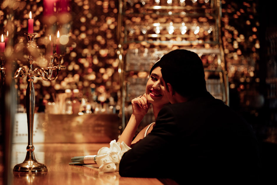 Paar sitzt in einer Hotelbar in Wien - Destination Wedding Photgrapher Europe - Elopements Europe