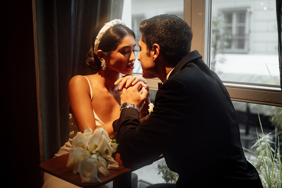 Paar sitzt in einer Hotelbar in Wien - Destination Wedding Photographer Europe