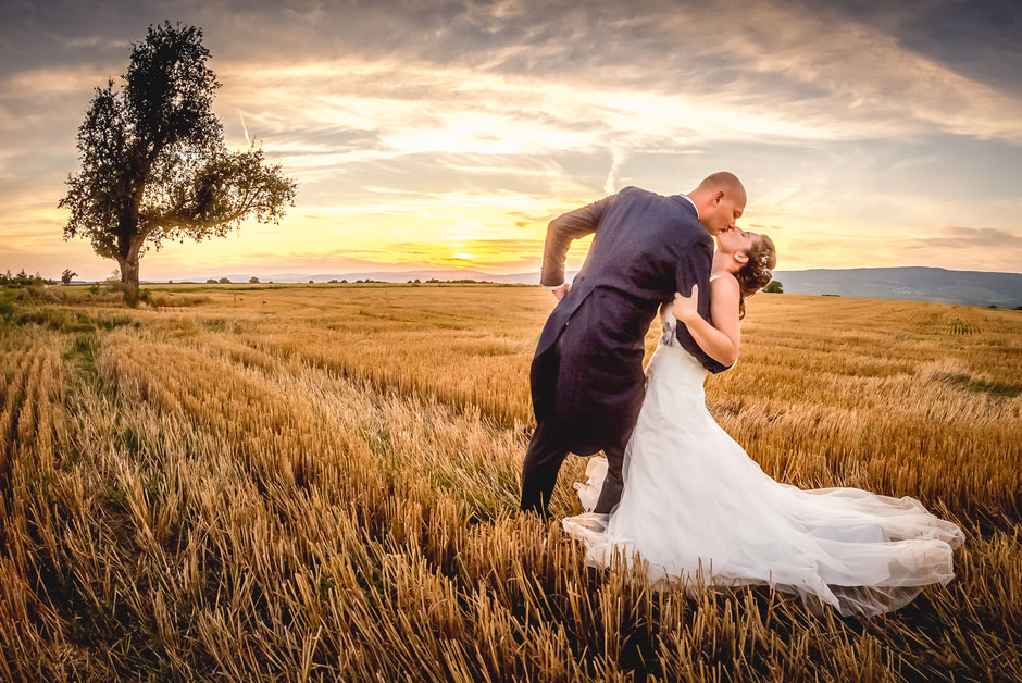 Brautpaar im Sonnenuntergang wie bei Gone with the wind - Hochzeitsfotograf Rheinhessen - Wedding Photographer Europe