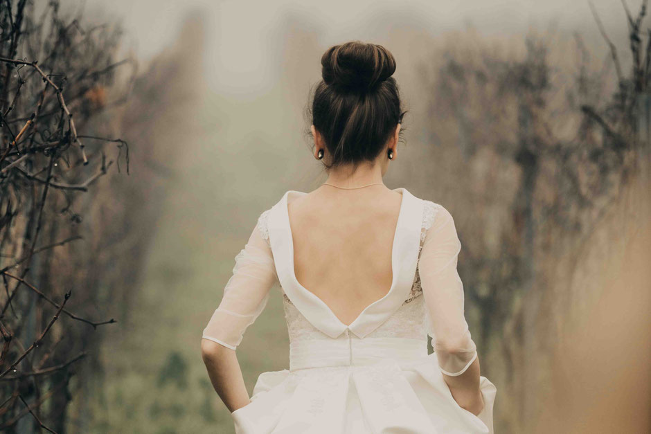  Hochzeitsfotograf Mainz - Wedding Photographer Europe - Braunt rennt im Nebel inmitten von Reben