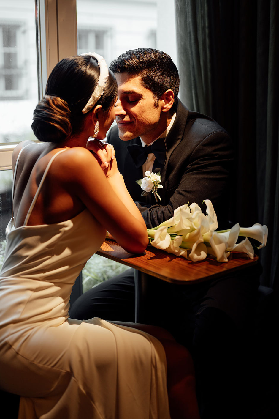 Paar sitzt in einer Hotelbar in Wien - Destination Wedding Photgrapher Europe - Elopement Europe