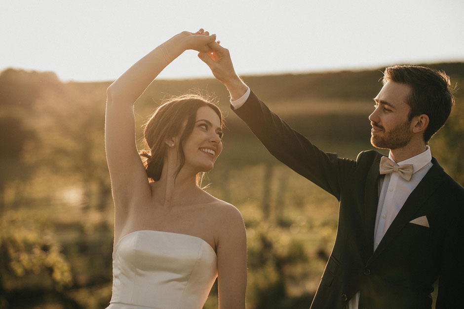 Hochzeitsfotograf Mainz - Paar tanzend im Sonnenuntergang