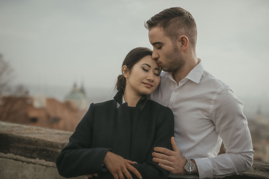 Couple Shoot - Verlobungsshooting - Paar auf der Burg in Prag in Umarmung