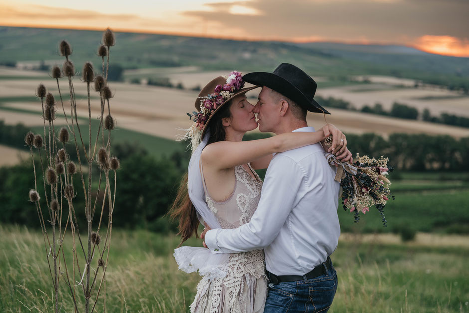Gemeinsam machen wir aus eurer Hochzeit eine Erinnerung, die ihr immer wieder erleben könnt. Lasst uns diese Reise zu euren schönsten Momenten starten und sie für immer bewahren.