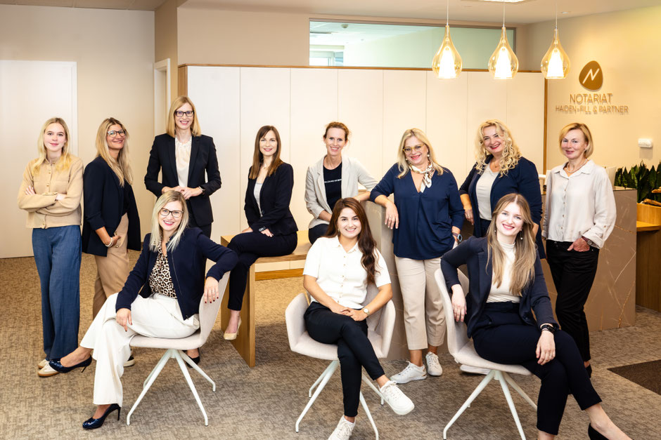 Teamfoto in der Kanzlei im Empfangsbereich