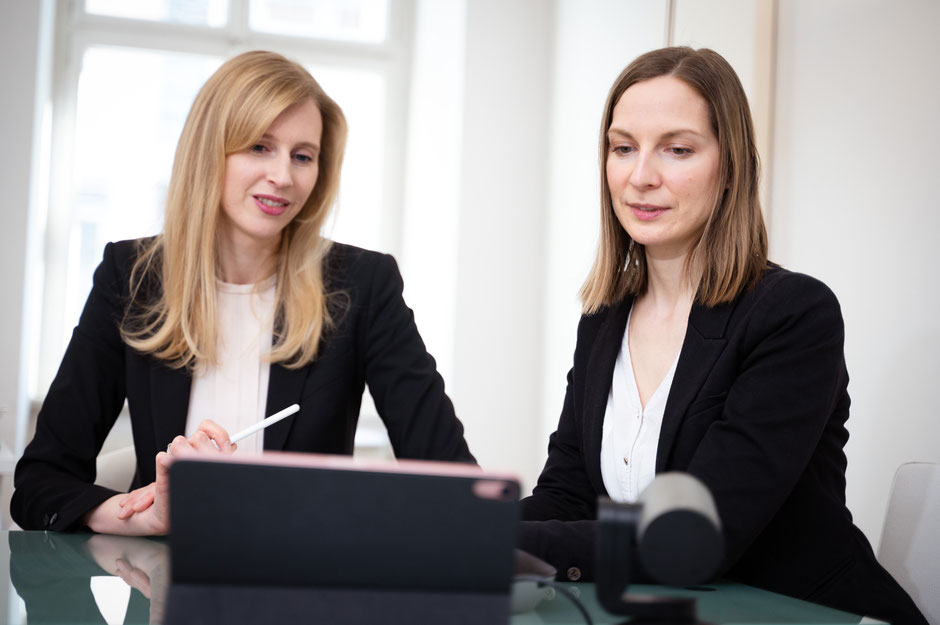 Notarin Mag. Katharina Haiden-Fill, MBL mit Notarpartnerin Mag. Elisabeth Lentner, LL.M. bei Videokonferenz