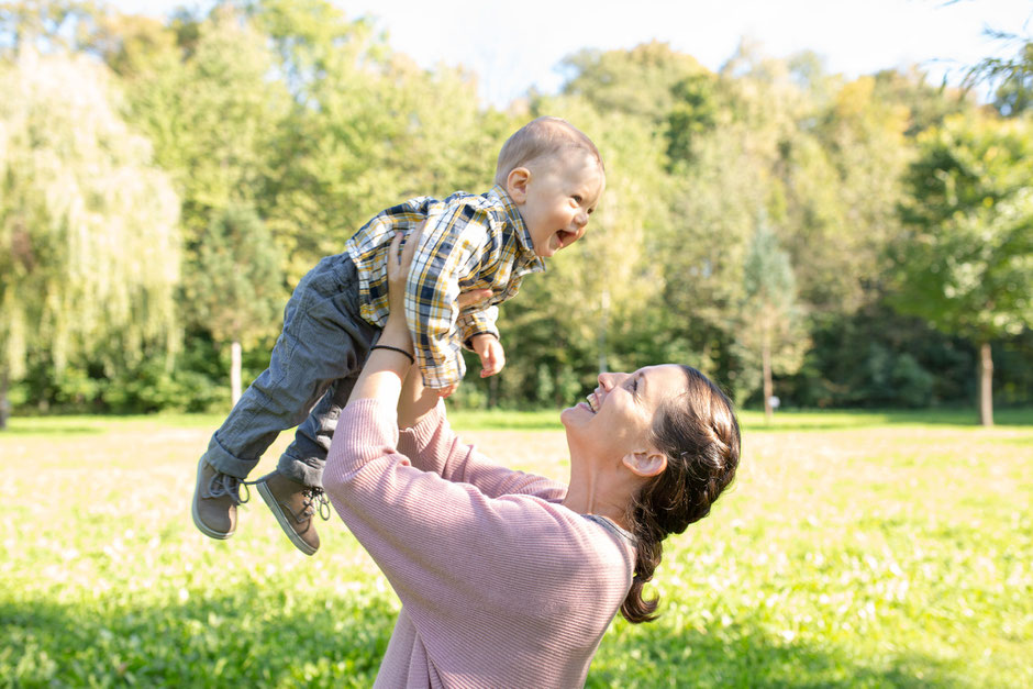 Mama & Kind, eine wunderbare Erinnerung an die ersten Babymonate. Familienfotografin Oberösterreich - Mara Pilz.