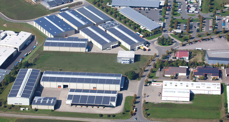 Das Foto von einer Drohne: 13 neue Hallen sind alle mit Fotovoltaik versehen. Auch rechts und links sind Hallen. Allerdings von anderen Firmen.