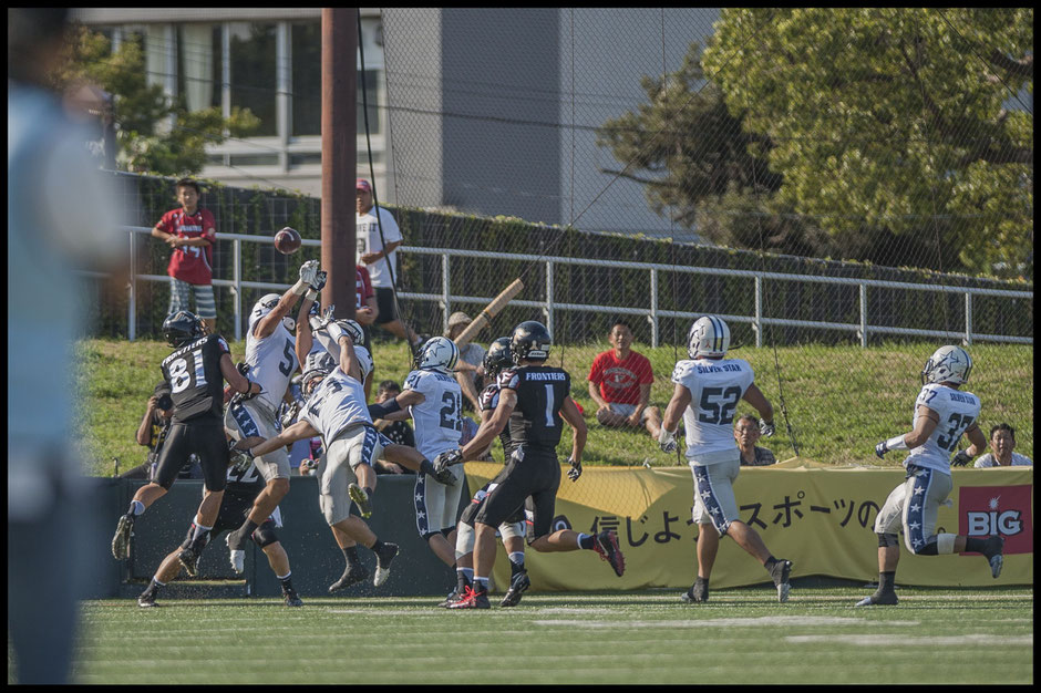 Silver Star players bat the ball down but only to WR Sei Kyo (1) - Chris Pfaff, Inside Sport: Japan, Sept 10, 2017