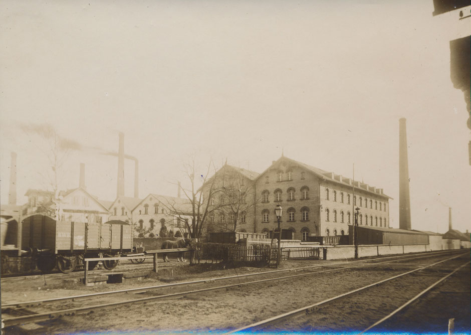 Ansicht der Fabrik von den Bahngleisen aus (1896, da im Fotoalbum gleichzeitig Bau der Wintervilla) [11]