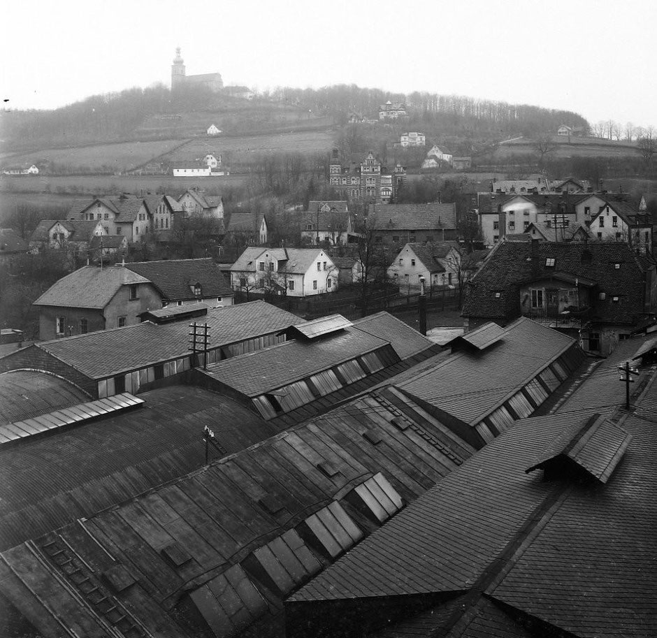 Blick über die Dächer des Emaillierwerks zum Berg; etwa 1915