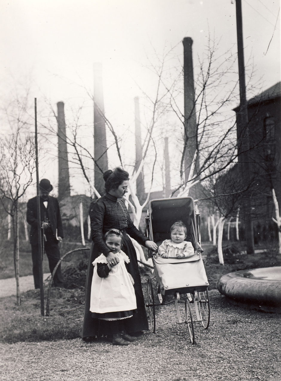 Babette mit Kinder (Vermutlich Else(6) und Brunhilde(3)) in der Villa von Christian vor dem Fabrikgelände ca.1905