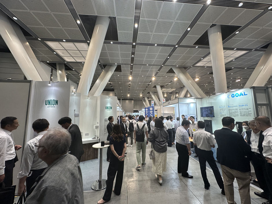 展示会のにぎわう会場