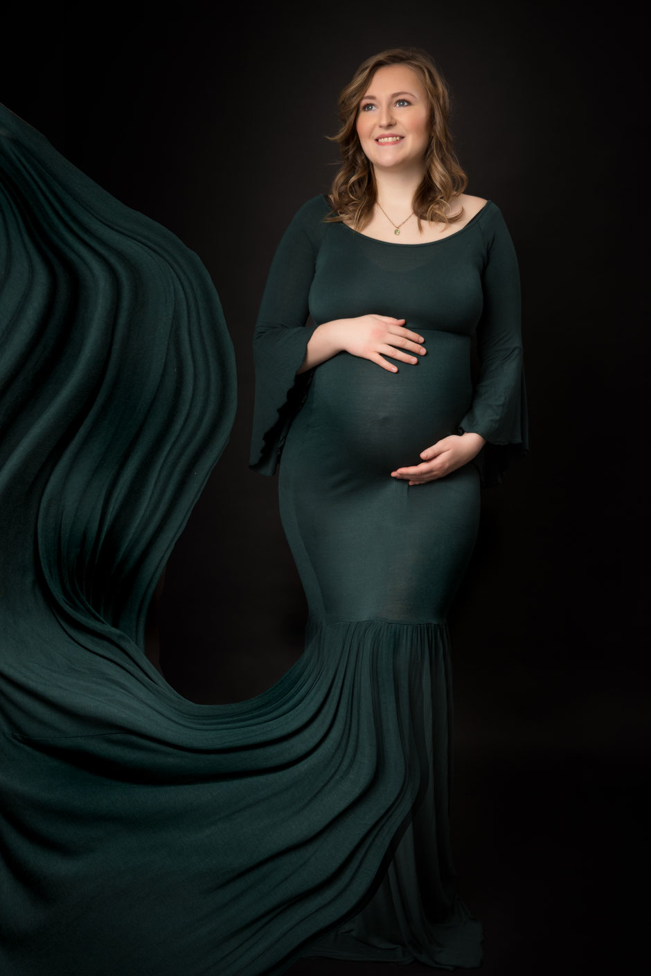 Babybauchfotos Dresden, Schwangerschaftsfotos Dresden, Fotograf Dresden, Fotostudio Dresden, Babyfotos Dresden, Fotoshooting mit Babybauch in Dresden, Babybauch Shootingkleid Dresden
