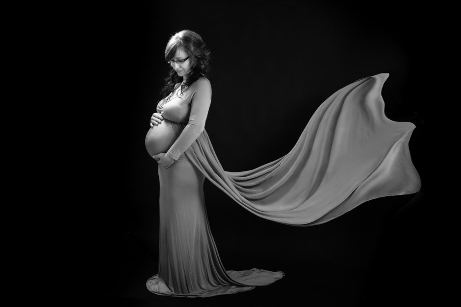 Babybauchfotos in Dresden, Fotograf Dresden, Fotostudio Dresden, Familienfotos Dresden, Babyfotos Dresden, Schwangerschaftsfotos Dresden, Fotografin in Dresden mit Fotostudio, Babybauchshooting, Babybauch Shootingkleider Dresden