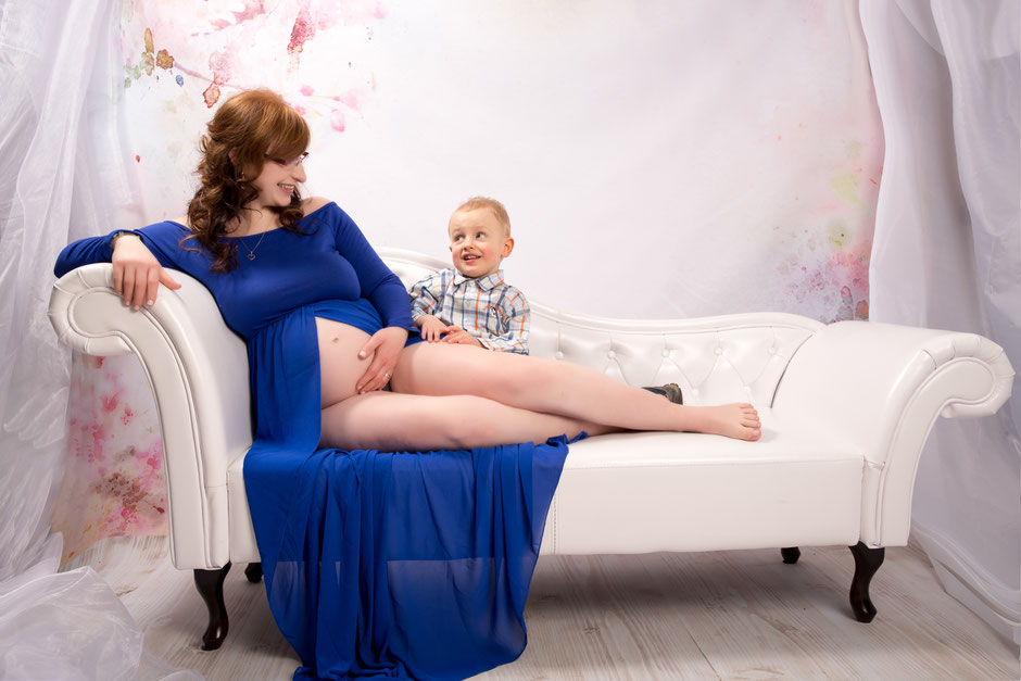 Babybauchfotos in Dresden, Fotograf Dresden, Fotostudio Dresden, Familienfotos Dresden, Babyfotos Dresden, Schwangerschaftsfotos Dresden, Fotografin in Dresden mit Fotostudio, Babybauchshooting, Babybauch Shootingkleider Dresden