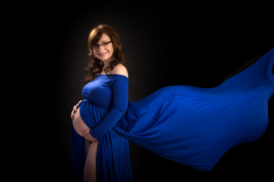 Babybauchfotos in Dresden, Fotograf Dresden, Fotostudio Dresden, Familienfotos Dresden, Babyfotos Dresden, Schwangerschaftsfotos Dresden, Fotografin in Dresden mit Fotostudio, Babybauchshooting, Babybauch Shootingkleider Dresden