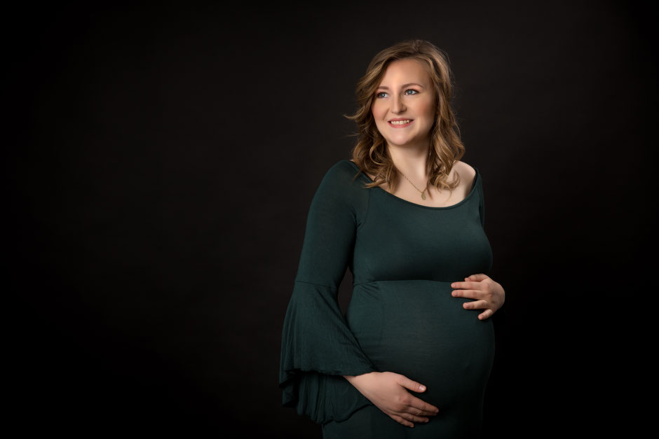 Babybauchfotos Dresden, Schwangerschaftsfotos Dresden, Fotograf Dresden, Fotostudio Dresden, Babyfotos Dresden, Fotoshooting mit Babybauch in Dresden, Babybauch Shootingkleid Dresden