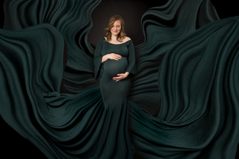 Babybauchfotos Dresden, Schwangerschaftsfotos Dresden, Fotograf Dresden, Fotostudio Dresden, Babyfotos Dresden, Fotoshooting mit Babybauch in Dresden, Babybauch Shootingkleid Dresden