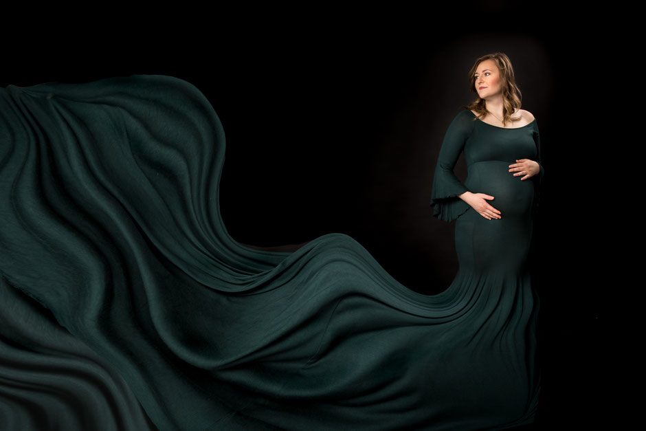 Babybauchfotos Dresden, Schwangerschaftsfotos Dresden, Fotograf Dresden, Fotostudio Dresden, Babyfotos Dresden, Fotoshooting mit Babybauch in Dresden, Babybauch Shootingkleid Dresden
