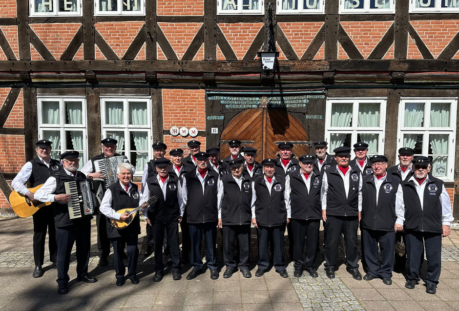 Unser Chor vor dem Heimatmuseum Seelze.