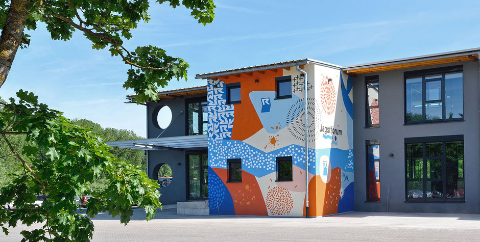 Gebäude mit Fassaden-Kunstwerk der Spedition: ein moderner Komplex, das Jagstforum.