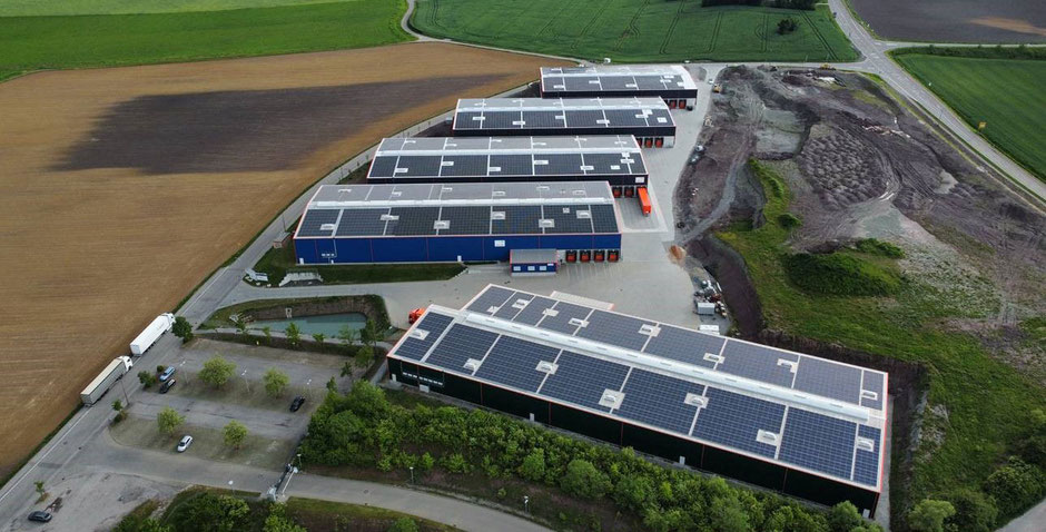 Lagerhallen in Waldenburg mit Solaranlagen auf dem Dach.