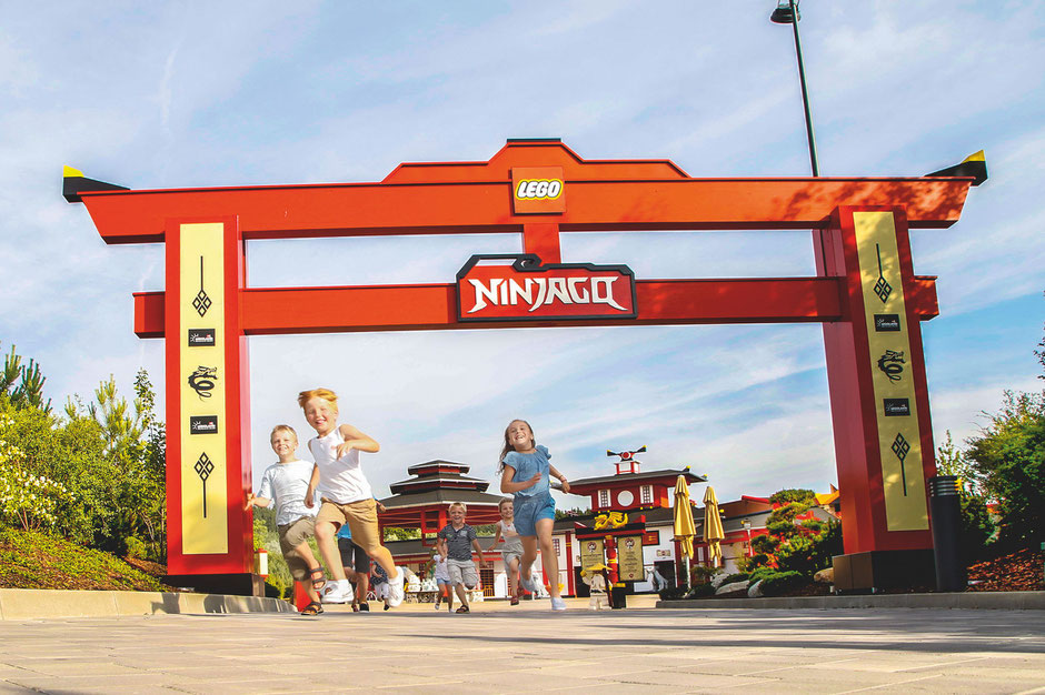 Mit Lloyd‘s Spinjitzu Spinner wird die LEGO NINJAGO WORLD im LEGOLAND Deutschland um eine weitere packende Fahrattraktion reicher.